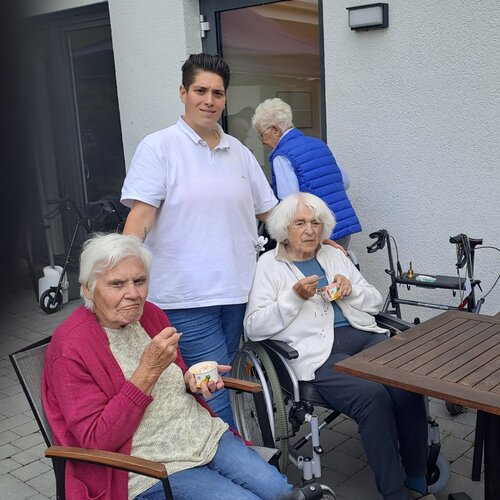 🍦 Eiszeit im Haus Aaper Busch! Diese Woche war ein Eistruck bei unserer Senioren- und Pflegeeinrichtung zu Besuch – und...